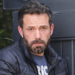 Ben Affleck s'est fait livrer ses cafés préférés devant la porte de son domicile à Pacific Palisades, Los Angeles. Le 13 décembre 2020.