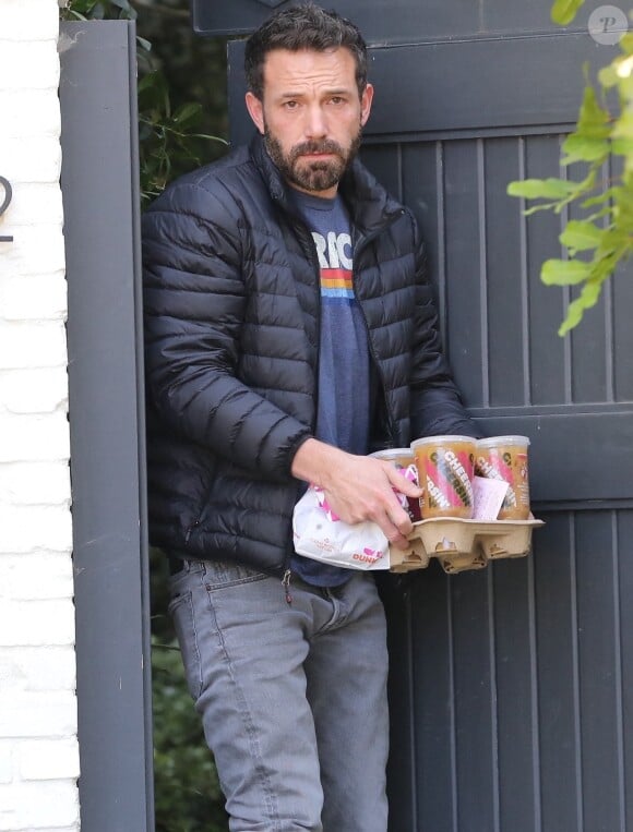 Ben Affleck s'est fait livrer ses cafés préférés devant la porte de son domicile à Pacific Palisades, Los Angeles. Le 13 décembre 2020.