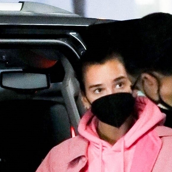 Exclusif - Star de la pop internationale, Dua Lipa reste en tenue décontractée alors qu'elle atterrit à LAX après avoir profité de vacances relaxantes avec des amis à Cancun, au Mexique. Le 10 janvier 2021.
