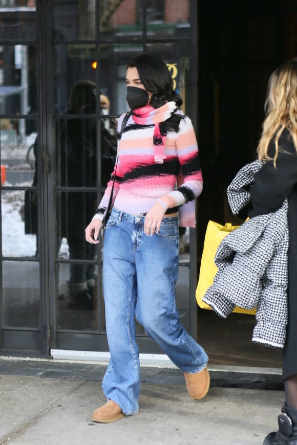 Dua Lipa à la sortie du Bowery Hotel pour se rendre sur le plateau du "Tonight Show" à New York, le 19 décembre 2020. 