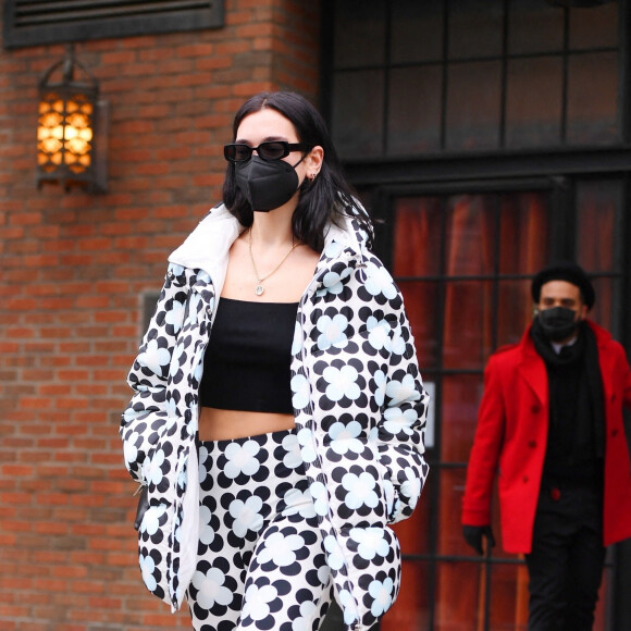 Dua Lipa, vêtue des pieds à la tête du même motif, à la sortie d'un immeuble à New York. Le 16 décembre 2020