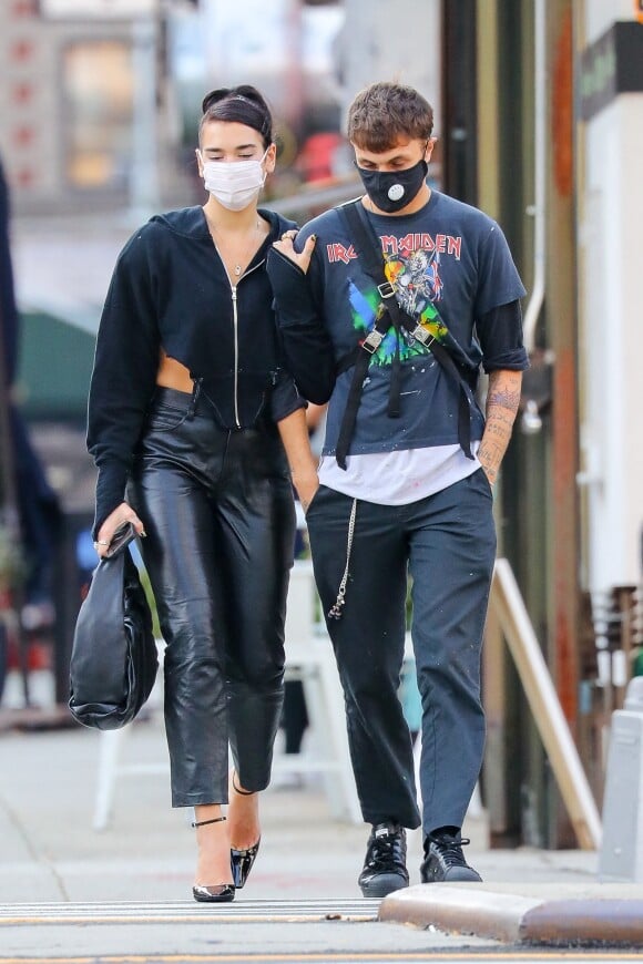 Dua Lipa et son compagnon Anwar Hadid, masqués, se donnent la main et se promènent à New York, le 28 septembre 2020.