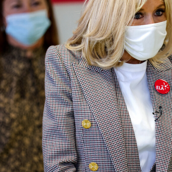 Brigitte Macron fait une dictée aux écoliers en soutien à l'Association Européenne de Leucodystrophie (ELA), au collège Charles-Peguy, Chesnay-Rocquencourt le 12 octobre 2020. © Thomas Coex / Pool / Bestimage 