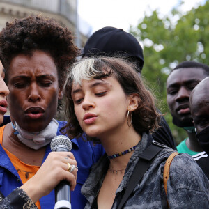 Camelia Jordana - Rassemblement contre le racisme et les violences policières, à l'appel du comité "Vérité pour Adama", Place de la République, à Paris, France. Le 13 juin 2020.