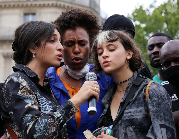 Camelia Jordana - Rassemblement contre le racisme et les violences policières, à l'appel du comité "Vérité pour Adama", Place de la République, à Paris, France. Le 13 juin 2020.