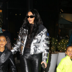 Kim Kardashian, son mari Kanye West et leurs enfants North et Saint - La famille Kardashian West l'hôtel Ritz-Carlton après avoir dîné dans le restaurant Milos à New York, le 21 décembre 2019.