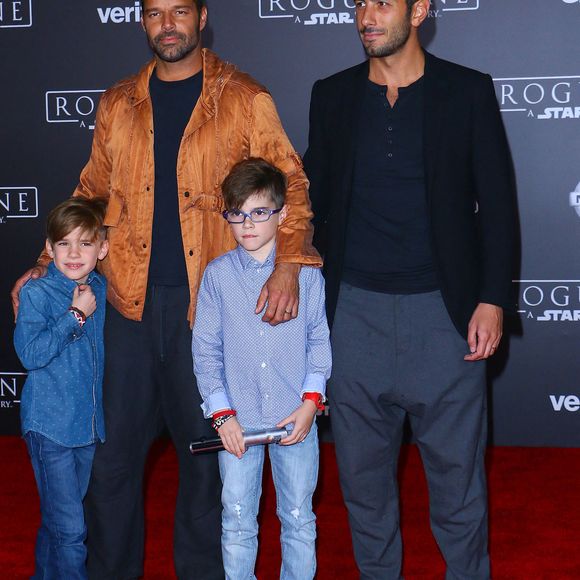 Ricky Martin avec son fiancé Jwan Yosef et ses enfants Matteo et Valentino Martin à la première de "Rogue One: A Star Wars Story" au théâtre The Pantages à Hollywood. Le 10 décembre 2016.