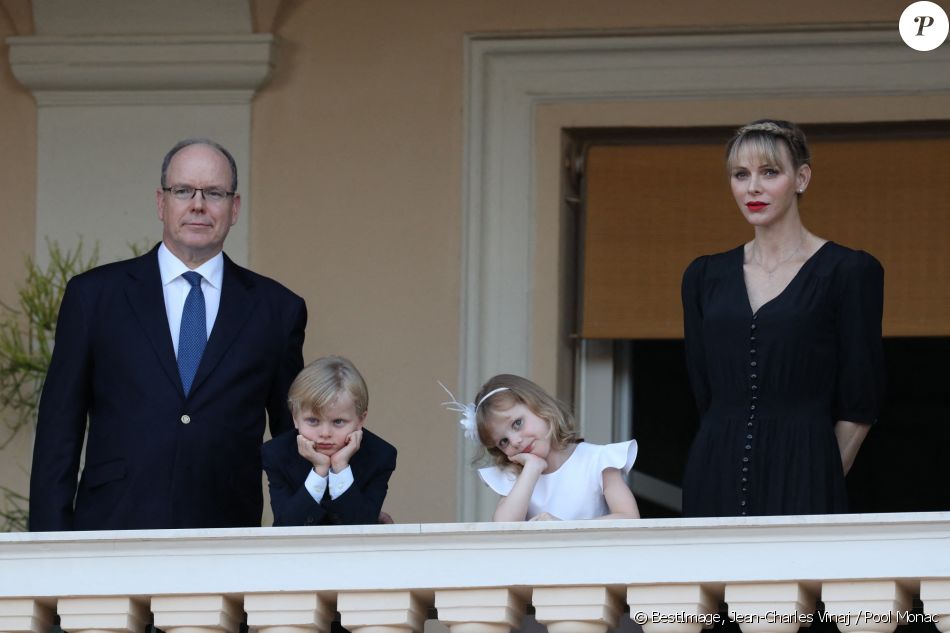 Le prince Albert II de Monaco, le prince Jacques, la princesse Gabriella, la princesse Charlène - La famille princière de Monaco assiste au feu de la Saint Jean dans la cours du palais princier à Monaco le 23 juin 2020. La soirée est animée par le groupe folklorique "La Palladienne". © Jean-Charles Vinaj / Pool Monaco / Bestimage