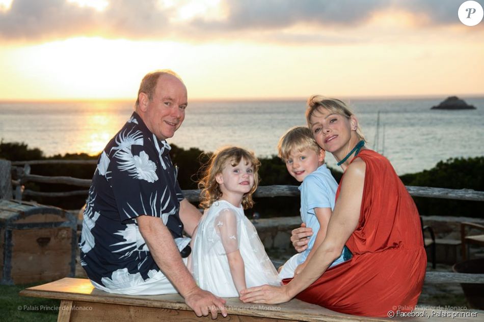 Le prince Albert de Monaco, son épouse Charlene et leurs deux enfants Jacques et Gabriella (5 ans), été 2020.