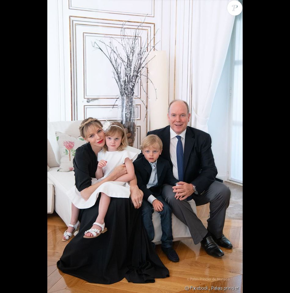 Le prince Albert de Monaco, son épouse Charlene et leurs deux enfants, Jacques et Gabriella, au palais princier de Monaco