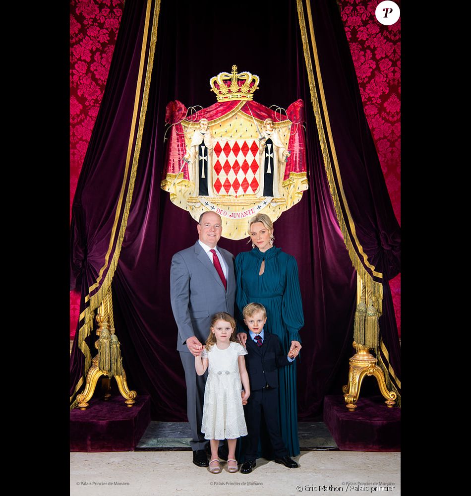 Le prince Albert de Monaco, son épouse Charlene et leurs enfants Jacques et Gabriella posent pour une nouvelle photo officielle au palais princier. Le 1er décembre 2019.