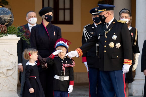 La princesse Charlène de Monaco, la princesse Gabriella de Monaco, comtesse de Carladès, le prince Jacques de Monaco, marquis des Baux, le prince Albert II de Monaco, la princesse Caroline de Hanovre - La famille princière assiste à une cérémonie de remise de médaille dans la cours du Palais de Monaco lors de la Fête Nationale 2020 de la principauté de Monaco. © David Nivière / Pool / Bestimage