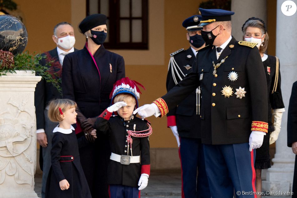 La princesse Charlène de Monaco, la princesse Gabriella de Monaco, comtesse de Carladès, le prince Jacques de Monaco, marquis des Baux, le prince Albert II de Monaco, la princesse Caroline de Hanovre - La famille princière assiste à une cérémonie de remise de médaille dans la cours du Palais de Monaco lors de la Fête Nationale 2020 de la principauté de Monaco. © David Nivière / Pool / Bestimage