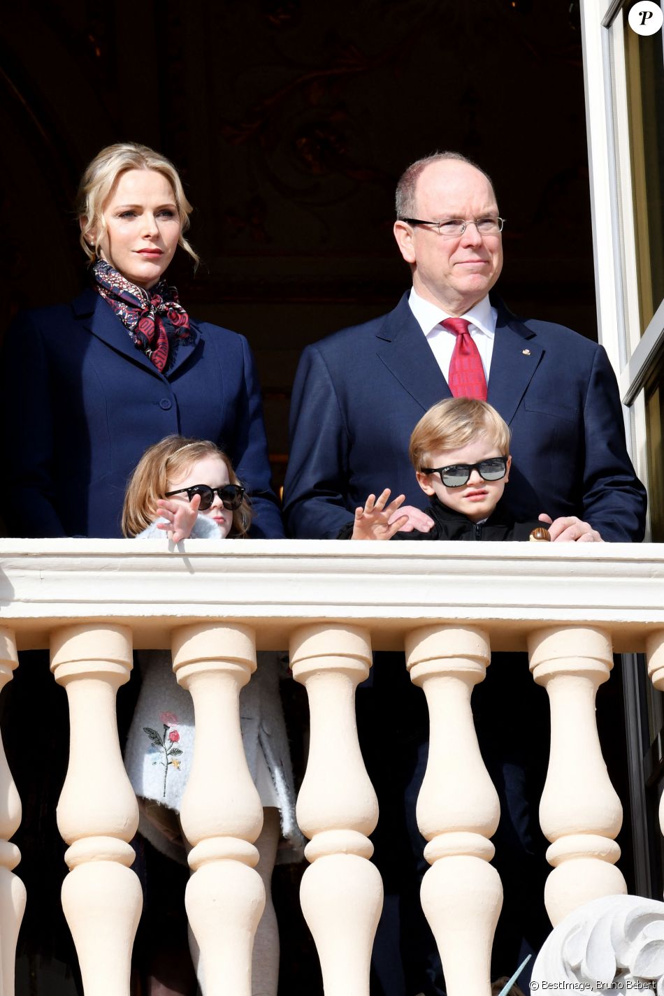 Le prince Albert II de Monaco, sa femme la princesse Charlène et leurs enfants le prince héréditaire Jacques et la princesse Gabriella ont assité depuis un balcon du Palais à la traditionnelle procession durant la célébration de la Sainte Dévote, Sainte patronne de Monaco, à Monaco. © Bruno Bebert / Bestimage