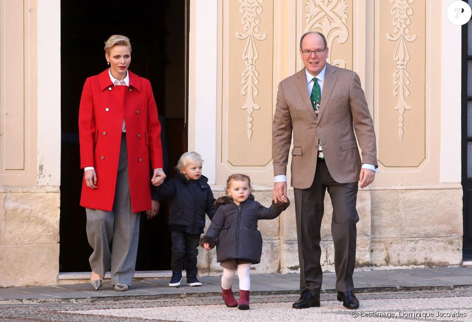 La princesse Charlène de Monaco, le prince Albert II de Monaco, la princesse Gabriella de Monaco et le prince Jacques de Monaco - Le prince Albert II et la princesse Charlène de Monaco distribuent les cadeaux aux enfants monégasques au palais princier de Monaco le 14 décembre 2016. © Dominique Jacovides / Bestimage