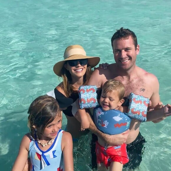 Armie Hammer et Elizabeth Chambers avec leurs enfants Harper et Ford, photo Instagram pour la fête des Pères en juin 2020. L'acteur américain et la présentatrice télé britannique ont annoncé en juillet 2020 leur séparation, après dix ans de mariage.