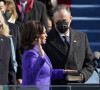 Joe Biden, Kamala Harris prête serment sur la bible portée par son mari Douglas Emhoff - Investiture du 46ème président des Etats-Unis et de la vice-présidente au Capitole à Washington. Le 20 janvier 2021