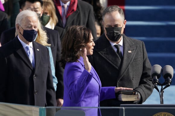 Joe Biden, Kamala Harris prête serment sur la bible portée par son mari Douglas Emhoff - Investiture du 46ème président des Etats-Unis et de la vice-présidente au Capitole à Washington. Le 20 janvier 2021