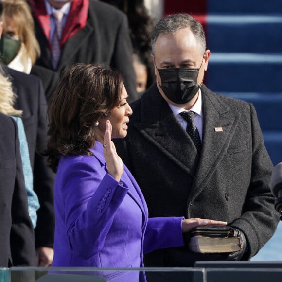 Joe Biden, Kamala Harris prête serment sur la bible portée par son mari Douglas Emhoff - Investiture du 46ème président des Etats-Unis et de la vice-présidente au Capitole à Washington. Le 20 janvier 2021