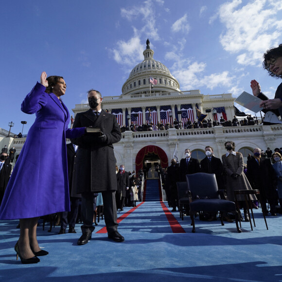 Kamala Harris prête serment sur la bible portée par son mari Douglas Emhoff - Investiture du 46ème président des Etats-Unis et de la vice-présidente au Capitole à Washington. Le 20 janvier 2021