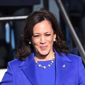 Kamala Harris prête serment sur la bible portée par son mari Douglas Emhoff - Investiture du 46ème président des Etats-Unis et de la vice-présidente au Capitole à Washington. Le 20 janvier 2021