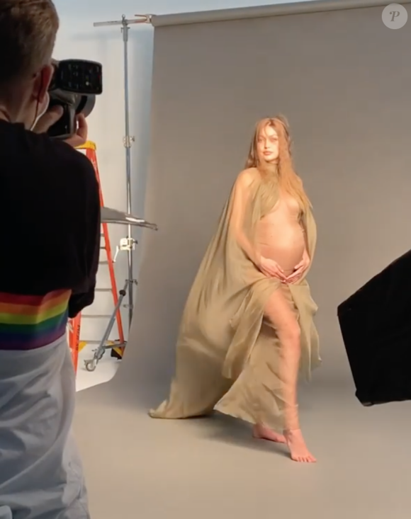 Gigi Hadid enceinte dans les coulisses d'une séance photo. Août 2020.