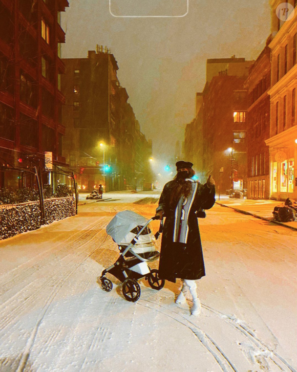 Gigi Hadid et sa fille Khai sortent sous la neige. Janvier 2021.