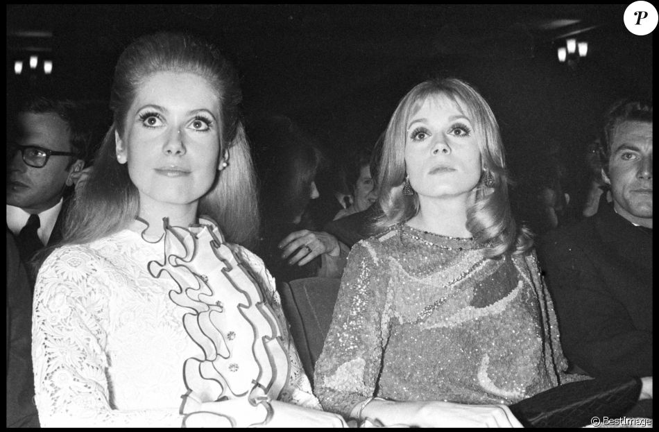Catherine Deneuve et sa soeur Françoise Dorléac à la première des "Demoiselles de Rochefort" en 1967.