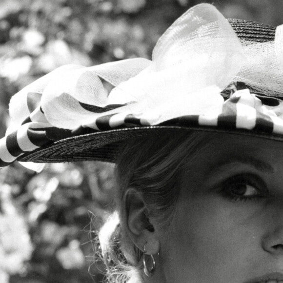 Catherine Deneuve sur le tournage du film "La Vie De Chateau" (1966).