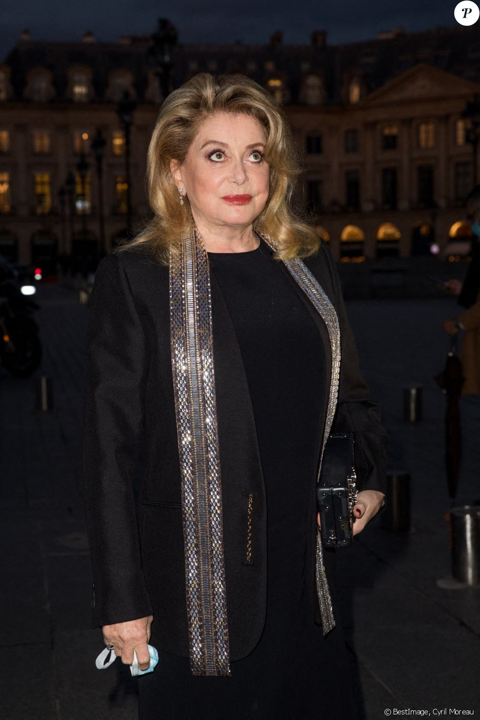 Catherine Deneuve arrive à la soirée Louis Vuitton Stellar Jewelry Cocktail Event place Vendôme à Paris le 28 septembre 2020. © Cyril Moreau / Bestimage