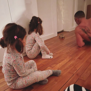 Amel Bent, son mari Patrick Antonelli et leurs deux filles observent Lulu, la tortue de la classe de Sofia ! Janvier 2021.