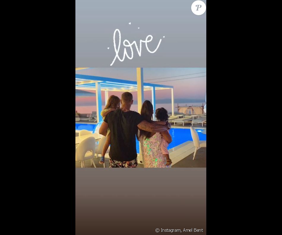 Amel Bent publie des photos de ses vacances en famille sur sa page Instagram le 12 août 2019.