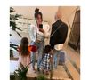 Amel Bent avec ses filles et un homme (sans doute son mari).