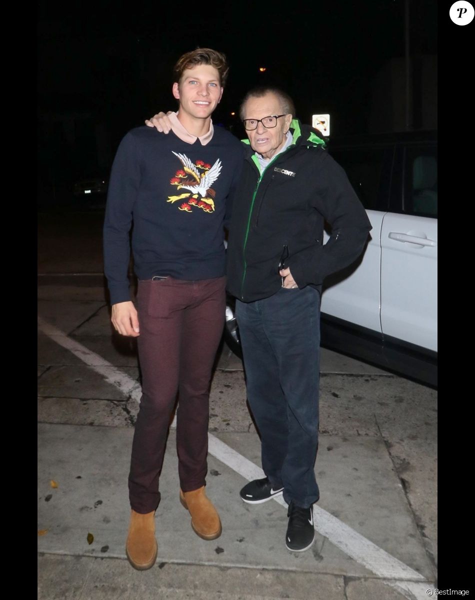 Larry King dîne avec son fils au restaurant Craig de West Hollywood le 9 janvier 2019.