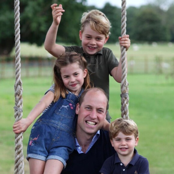 Le prince William et ses trois enfants, le prince George, la princesse Charlotte et le prince Louis, sur Instagram, 2020. La photo a été prise par Kate Middleton dans leur maison d'Anmer Hall, dans le Norfolk.