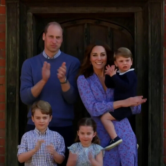 Le 23 avril 2020, pour un sketch qui visait à récolter des fonds pour le personnel soignant britannique, on a pu voir le prince se réunir avec Kate Middleton et leurs trois enfants, George, Charlotte et Louis devant chez eux dans le Norfolk, pour applaudir le personnel soignant.