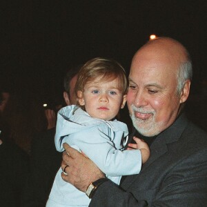 René Angélil et son fils René-Charles au Fouquet's à Paris en 2002