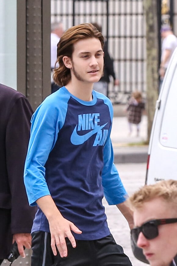 René Charles Angélil se rend à la boutique Adidas sur l'avenue des Champs Elysées à Paris le 14 juin 2016. 