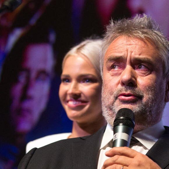 Luc Besson et Sasha Luss lors de la première de "Valerian et la Cité des Mille Planètes" à Moscou, le 27 juillet 2017.