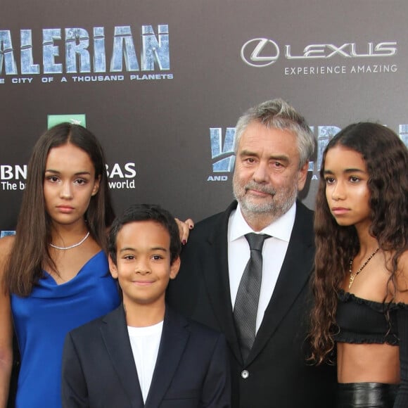 Luc Besson avec sa femme Virginie Besson-Silla et ses enfants Thalia Besson, Sateen Besson et Mao Besson lors de la première de ''Valerian'' au TCL Chinese Theatre à Los Angeles, le 17 juillet 2017.