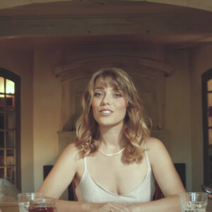 Emma Daumas dans le clip du titre "Les jeunes filles en fleurs".