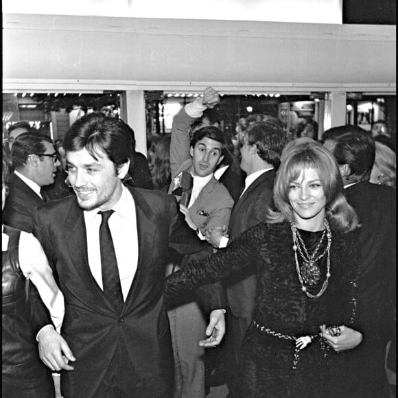 Nathalie et Alain Delon à la première de leur film "Le Samouraï" à Paris en 1967.