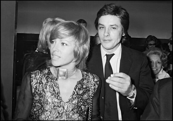 Nathalie et Alain Delon à la première du film "Doucement les basses" à Paris en 1971.