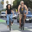 Exclusif - Tim Robbins fait du vélo avec une mystérieuse inconnue dans le quartier de Venice à Los Angeles, le 19 septembre 2019