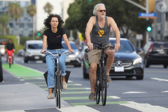 Exclusif - Tim Robbins fait du vélo avec une mystérieuse inconnue dans le quartier de Venice à Los Angeles, le 19 septembre 2019