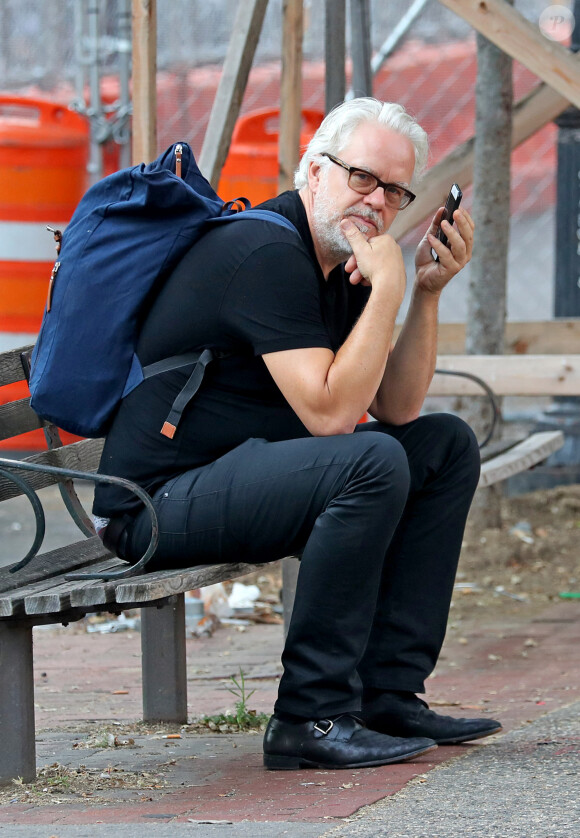 Exclusif - Tim Robbins est au téléphone assis sur un banc dans West Village à New York. La presse vient d'annoncer que "Shawshank Redemption" reviendra sur grand écran pour son 25e anniversaire. L'acteur de 60 ans joue le rôle d'Andy Dufresne dans le film dramatique. New York, le 1er août 2019.