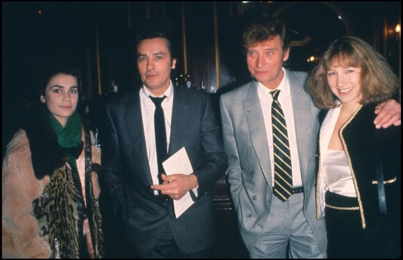 Arcives - Valérie Kaprisky, Alain Delon, Johnny Hallyday et Nathalie Baye après la pièce de théâtre "Desire" à Paris en 1984.