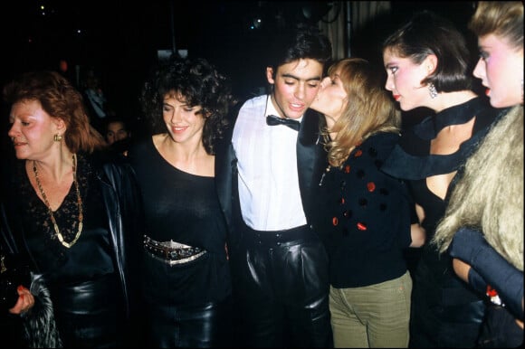 Régine, Clio Goldsmith, Anthony Delon et sa mère Nathalie Delon lors d'une soirée à Paris.