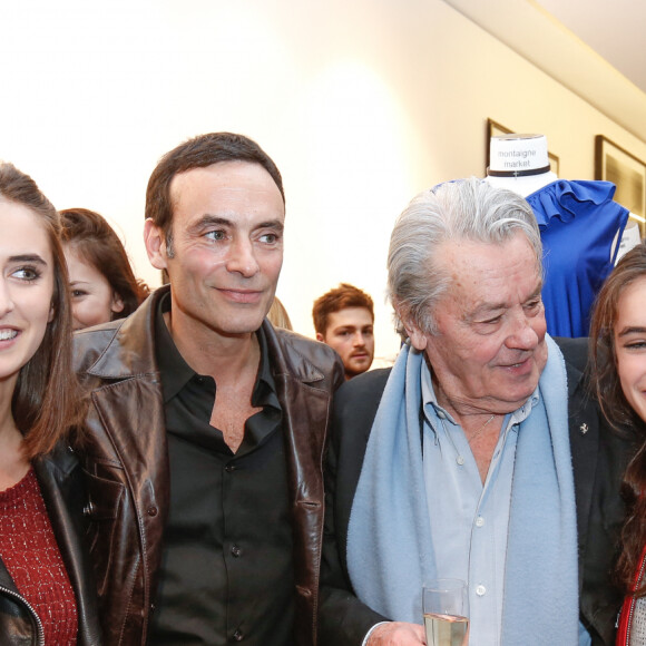 Exclusif - Alain Delon avec ses petites-filles Lou et Liv et son fils Anthony Delon - Lancement de la marque de vêtements de cuir "Anthony Delon 1985" chez Montaigne Market à Paris. Le 7 mars 2017. © Philippe Doignon / Bestimage