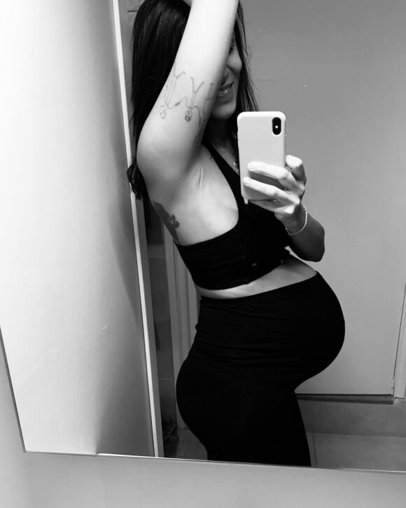 Shy'm a dévoilé des photos d'elle enceinte de son petit garçon, duex heures avant son accouchement. Images publiées le 29 janvier 2021 sur sa page Instagram.